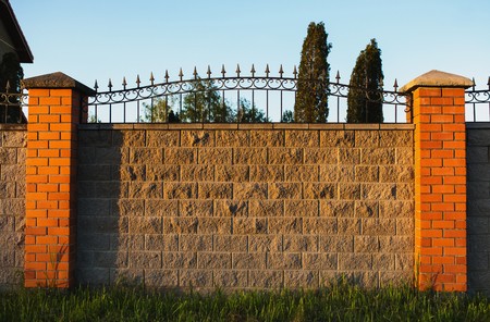 Comment choisir et réaliser une fondation de clôture